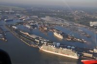 Containerhafen und Kreuzfahrtschiff